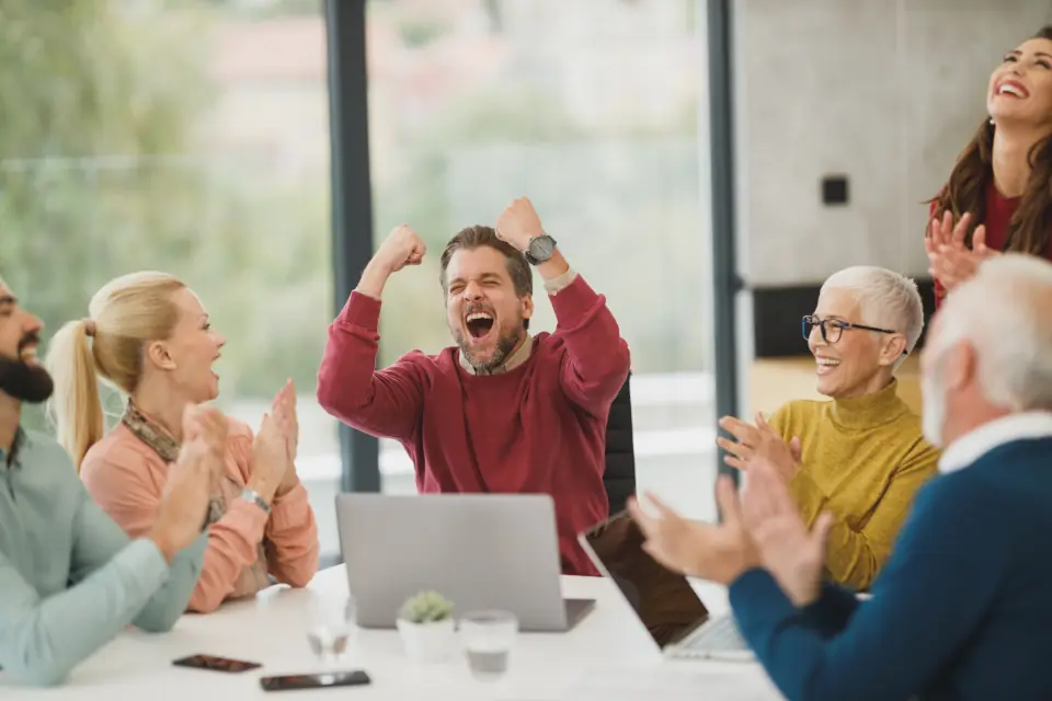 Une équipe qui célèbre un succès autour de la table